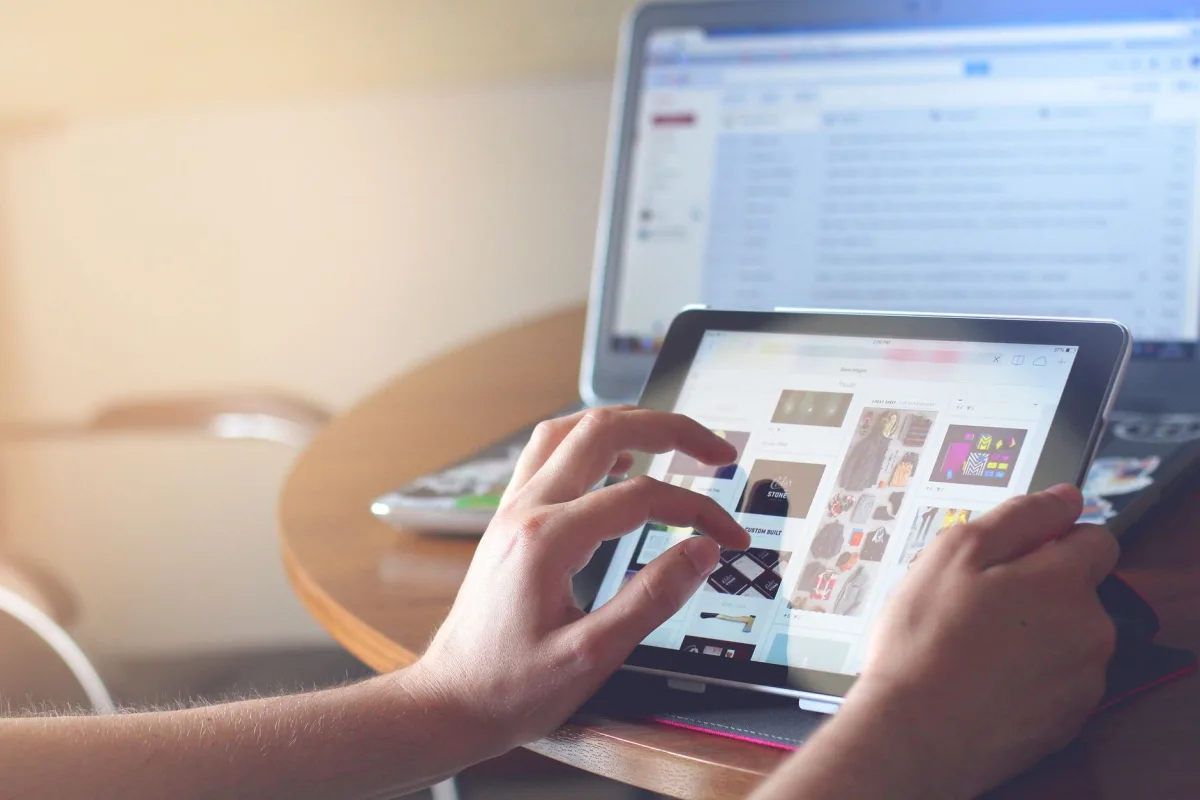 Automated Messaging Tools That Learn from User Behavior Automated Messaging Tools That Learn from User Behavior