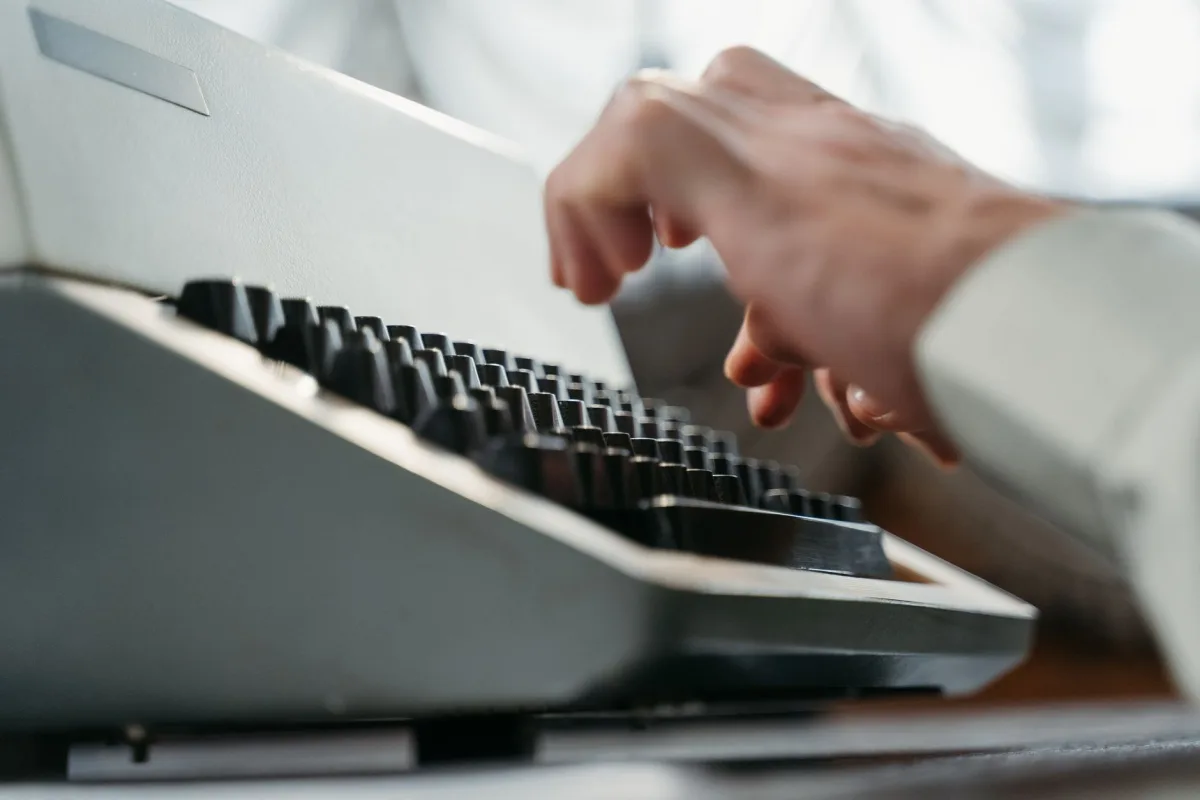 Time Efficiency: Comparing Automated Messaging Tools vs Manual Communication - vs Manual Communication