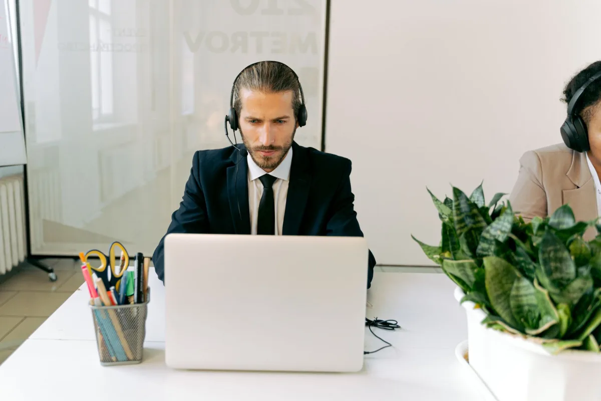 Utilizing AI and Automation in Customer Messaging Support to Boost Productivity - Improves Agent Productivity