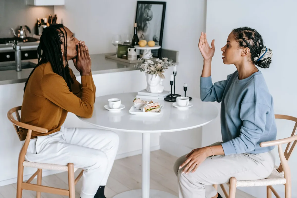 Recognizing Signs of Escalation in Digital Communication - de-escalate tense situations