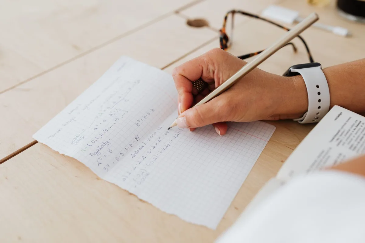 Utilizing Customer Context to Enhance Message Relevance - write support messages