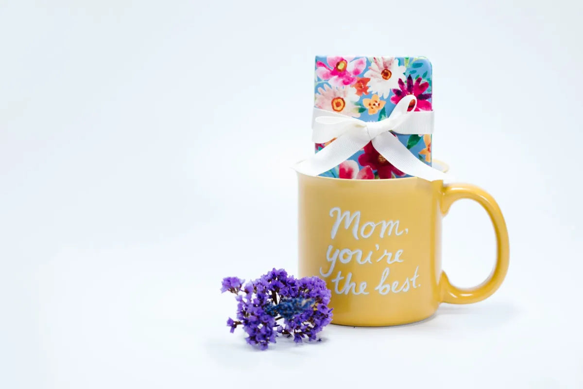 A colorful gift and mug with flowers and a loving message, ideal for Mother's Day.