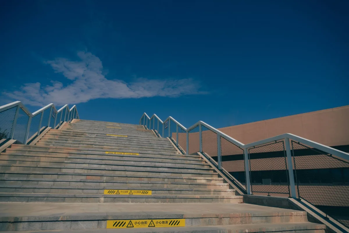 A contemporary outdoor staircase under a clear blue sky, captured in Xiamen, China, showcasing urban architecture.