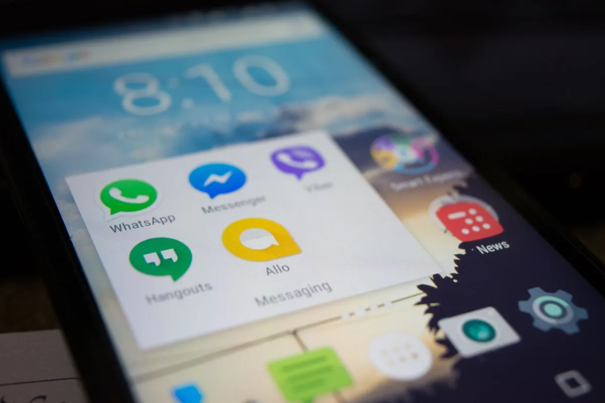 Smartphone screen showing various apps like WhatsApp and Messenger.